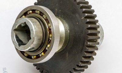 Рабочий вал двигателя с шестеренкой и подшипниками в сборе