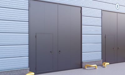 РАСПАШНЫЕ ГАРАЖНЫЕ ВОРОТА В СТАЛЬНОЙ РАМЕ С СЭНДВИЧ-ПАНЕЛЬЮ